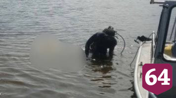 Под Саратовом водолазы вытащили из Волги тело утопленника