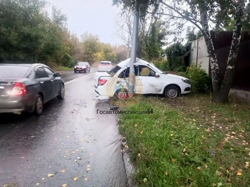 В Саратове молодой водитель разбил «Гранту» о столб
