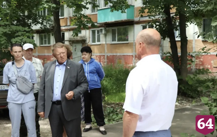 Депутат Госдумы договорился о ремонте дороги до школы под Саратовом