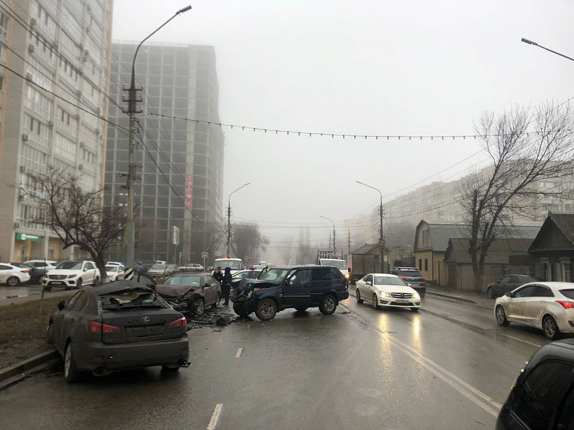 В Энгельсе два ребенка и женщина пострадали в массовом ДТП