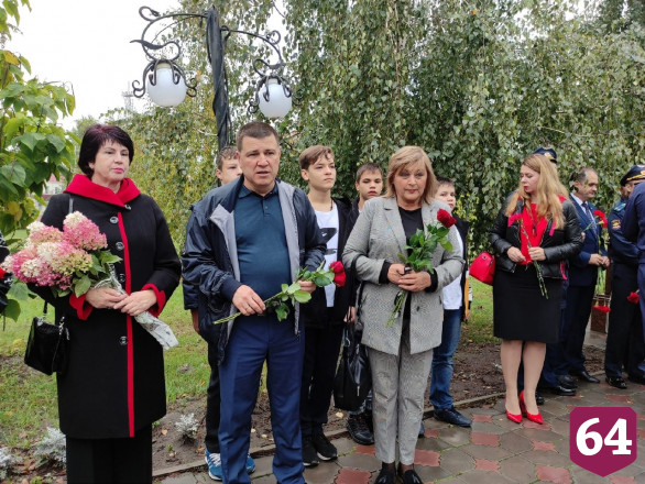 Жители почтили память спасших поселок летчиков