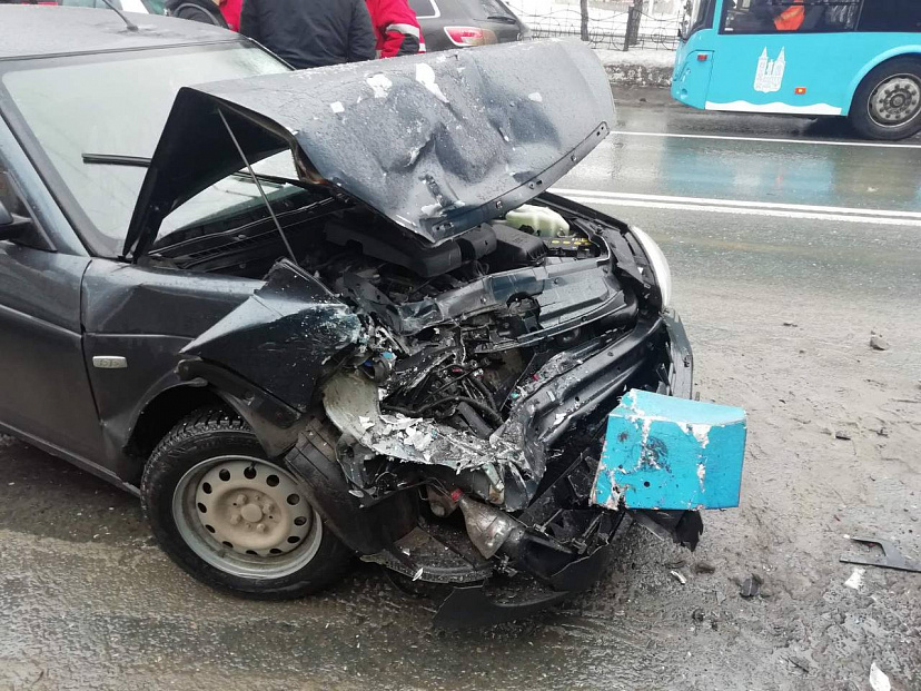В Саратове водитель легковушки протаранил троллейбус и попал в больницу