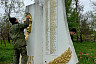 Саратовские бойцы СВО облагораживают памятник в Запорожье