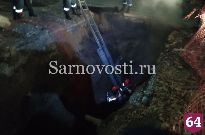 В центре Саратова пенсионерка упала в коммунальный котлован