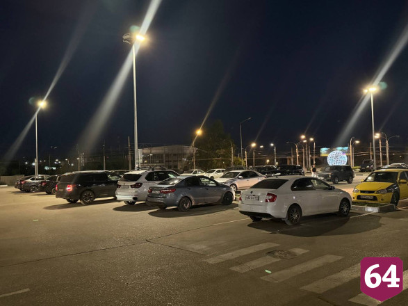 В Энгельсе пенсионерка устроила на парковке стриптиз за 50 рублей 