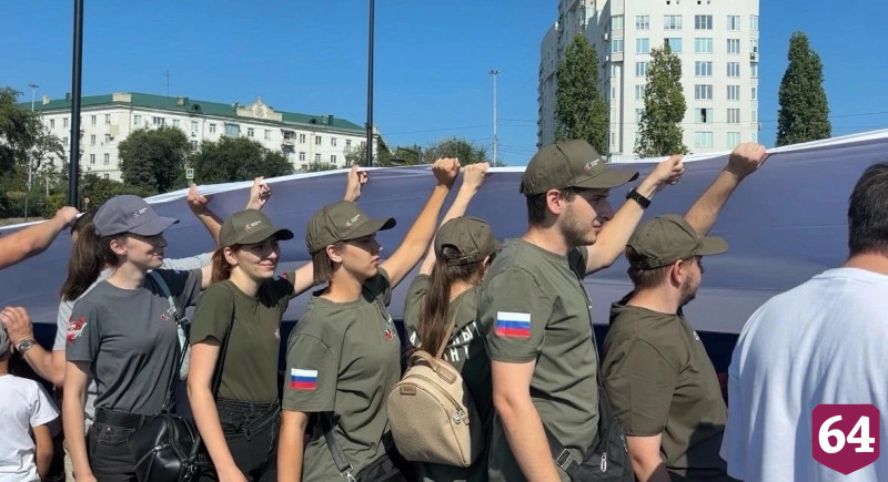На набережной Саратова развернули 140-метровый триколор