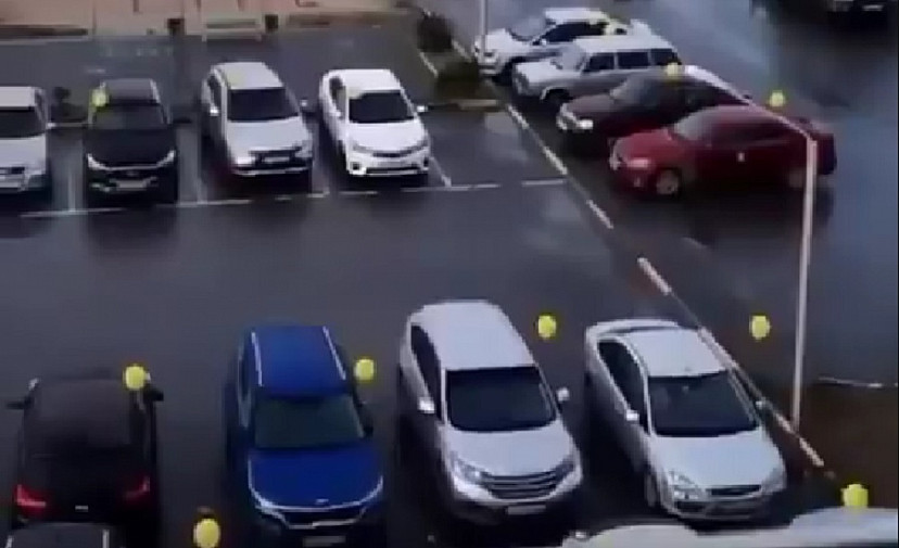 Жителей Саратова напугали воздушные шары на автомобилях