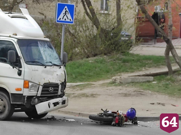 Байкер покалечился в ДТП с грузовиком в Саратове