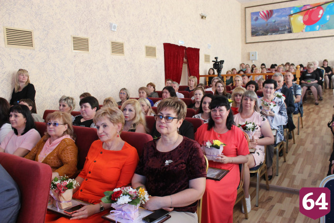 Сотрудники Энгельсского дома-интерната получили награды в профессиональный праздник