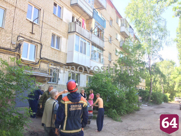 Пьяный житель Саратова на самоизоляции повис на карнизе 3-го этажа