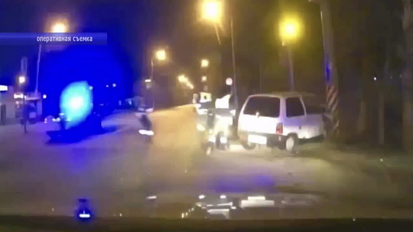 Под Саратовом пьяный водитель «Оки» уходил от погони и протаранил столб