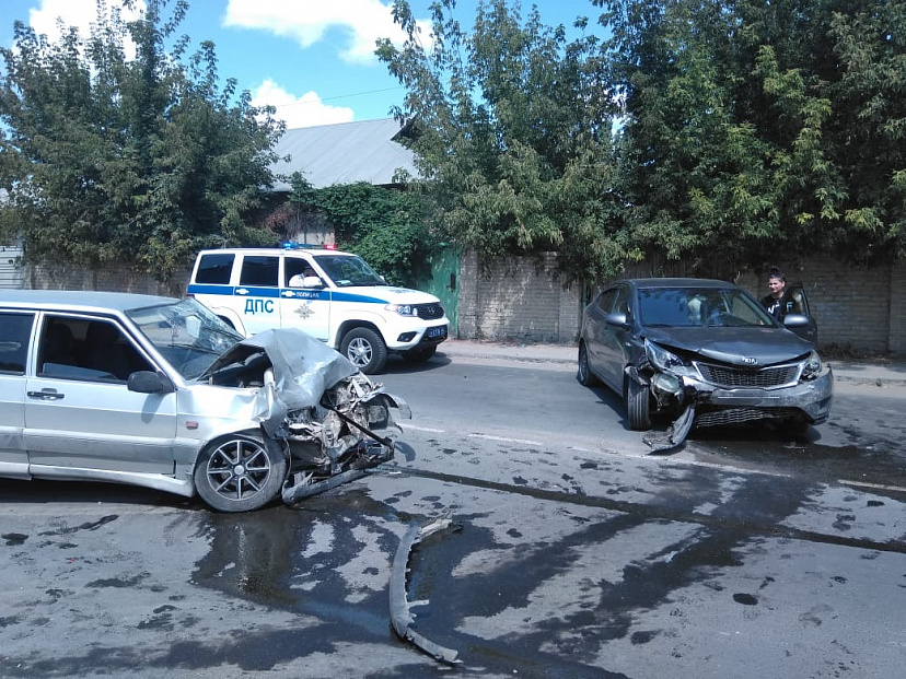 Уснувший водитель «Лады» протаранил иномарку у автобусной остановки