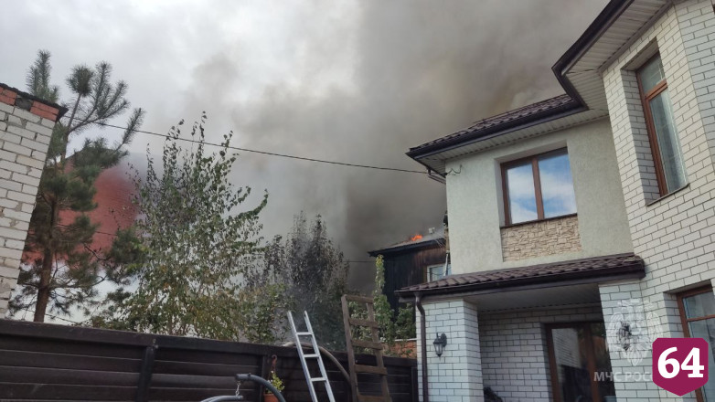 В Саратове крупный пожар охватил два частных дома