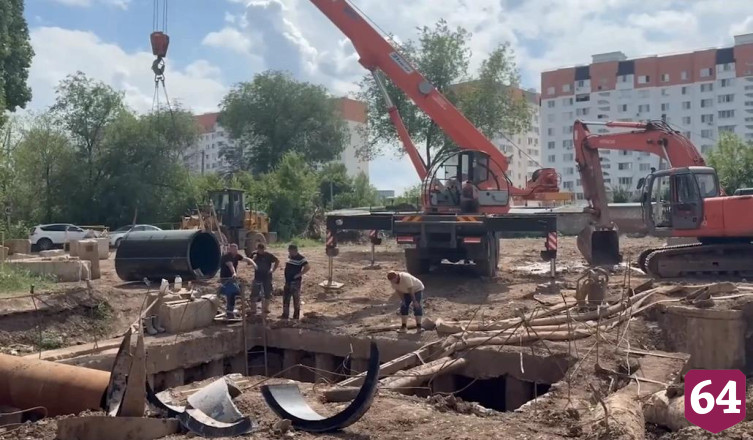 В Энгельсе продолжается ремонт самотечного коллектора