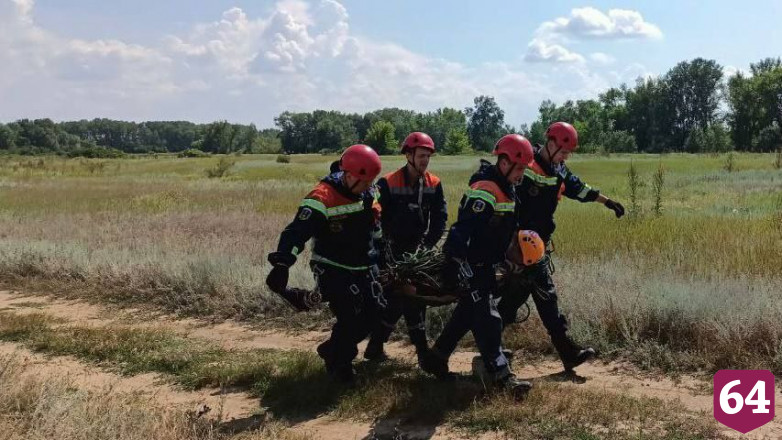 Саратовские спасатели сняли с дерева парашютиста