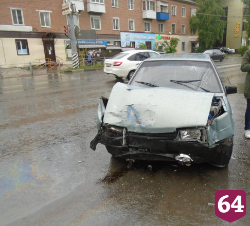 В столкновении легковушек под Саратовом пострадала автоледи