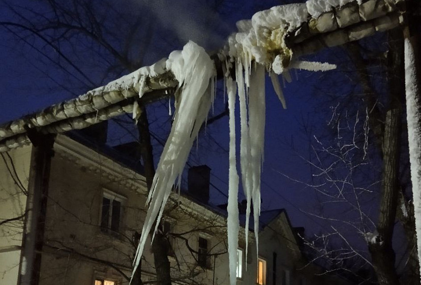 Во дворе дома в Саратове выросли «ледяные сталактиты»