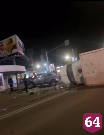 Ночью после ДТП у Сенного рынка перевернулся грузовик