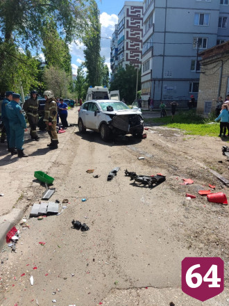 Водитель кроссовера погиб после наезда на тепловую камеру под Саратовом