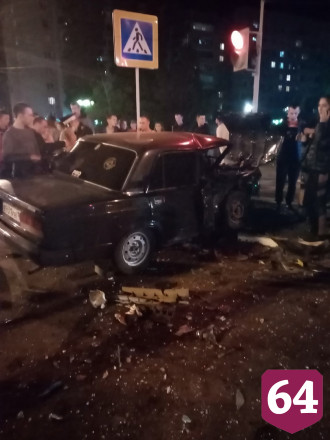 Автомобили превратились в груду металла при столкновении на перекрестке