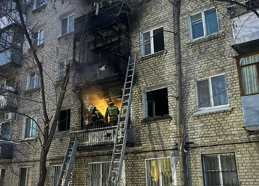 В Саратове пожарные спасли из горящего дома 18 жильцов