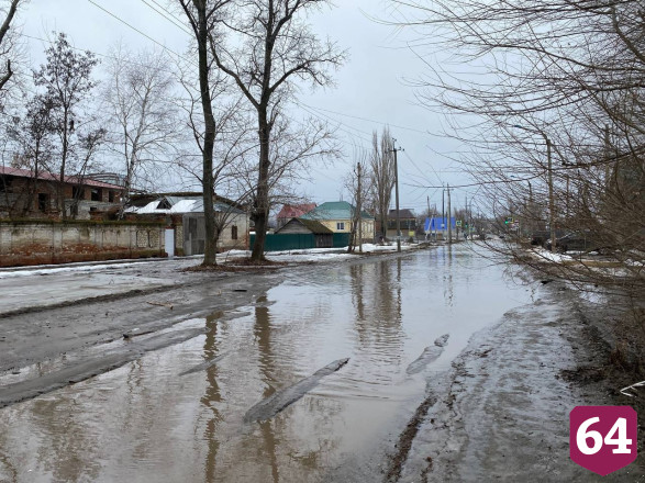 Под Саратовом талые воды затопили улицы и пешеходные дорожки