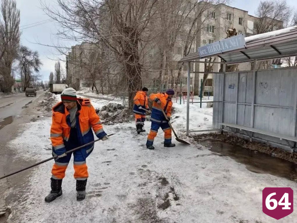 С улиц Энгельса откачивают талые воды 