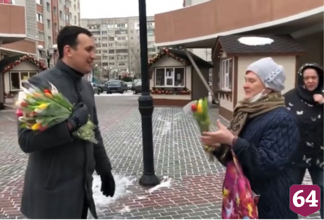 Высокопоставленный чиновник раздавал на улице женщинам тюльпаны