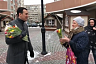 Высокопоставленный чиновник раздавал на улице женщинам тюльпаны
