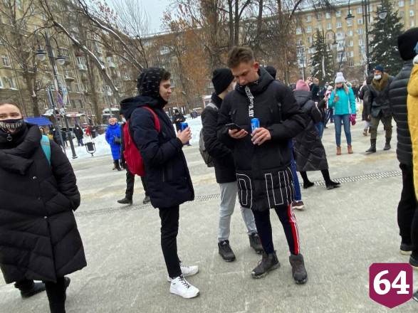 В Саратове несовершеннолетние на митинг Навального вышли за еду