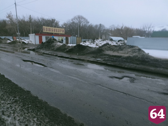 Жители рассказали о «полосах препятствий» на дорогах Саратова