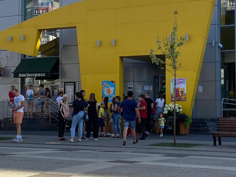 Жители Саратова без масок выстраиваются в очереди за бургерами