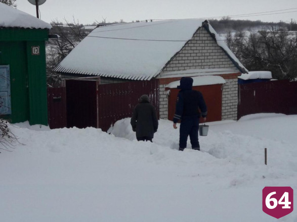 Сотрудники ГИБДД освободили машины саратовцев из снежного плена