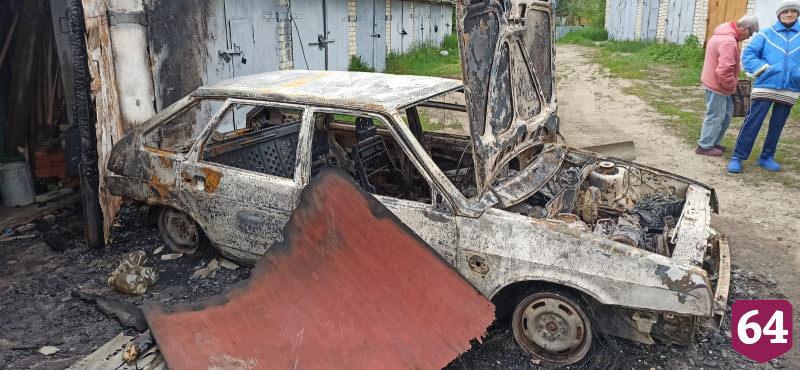Три гаража и автомобиль огонь уничтожил ночью под Саратовом