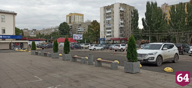 Перед Сенным рынком установили лавочки и велопарковку