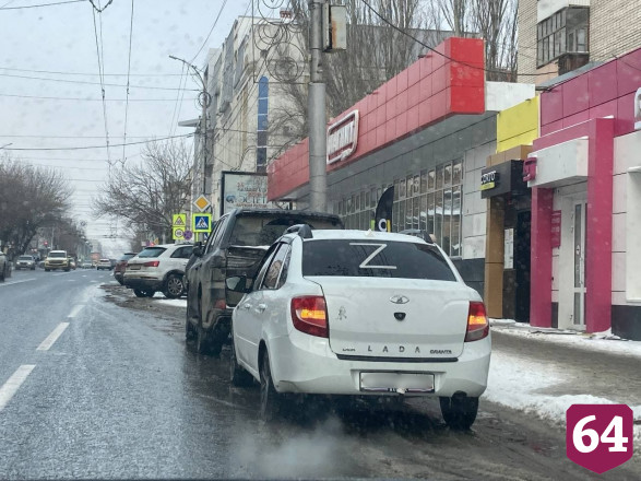 В Саратове водители клеят на машины символ операции на Украине 
