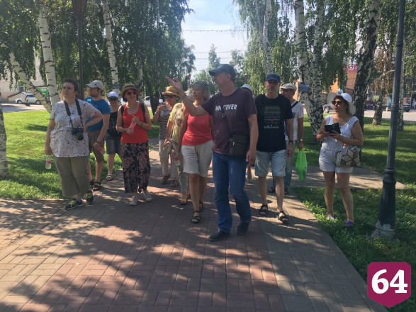 Саратовцы после пения пастора под гитару забрались на колокольню 