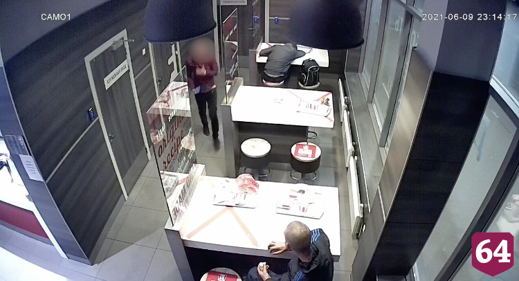 Житель Саратова заснул в KFC и лишился телефона