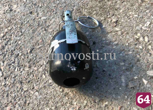 В Саратове мужчина оставил на остановке гранату