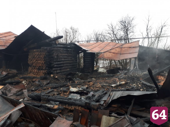 Труп обгоревшего мужчины нашли у выхода из частного дома
