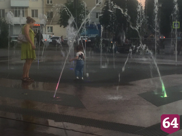 Саратовцы отдыхают в скверах и ходят за покупками без масок