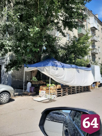 Саратовцы заступились за уличных торговцев овощами