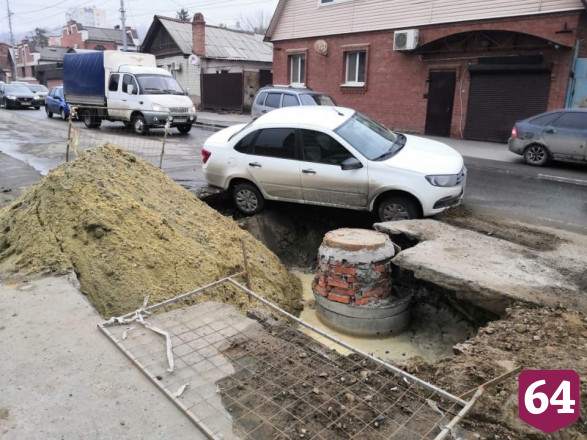 В Саратове автомобиль повис над коммунальной ямой