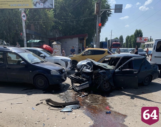 Водитель «Приоры» пострадал в массовой аварии под Энгельсом