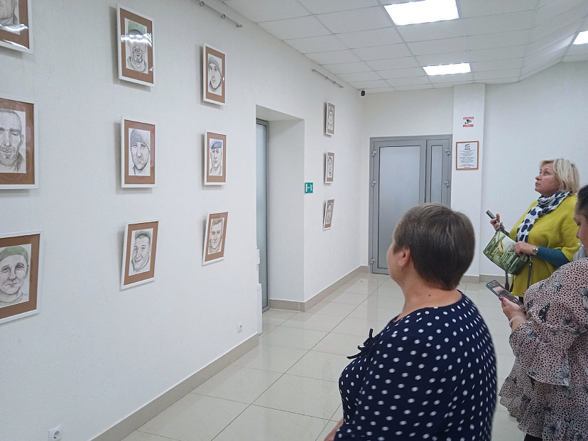 В Саратове открылась выставка живописных портретов участников СВО