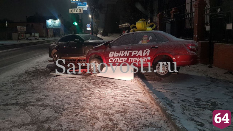 В Саратове иномарка протаранила подарочный автомобиль с бантом