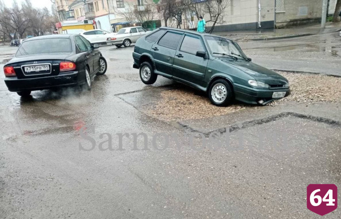 В Саратове под легковушкой провалилась дорога