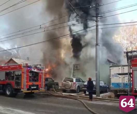 Пожарные тушили в центре Саратова частный дом
