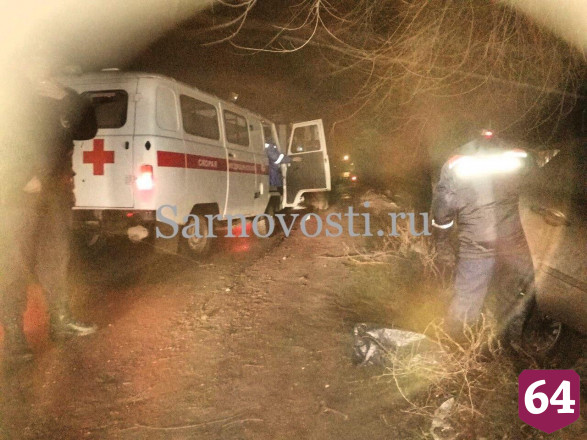 Пьяный иностранец на «Калине» врезался в дерево и повис у забора дома