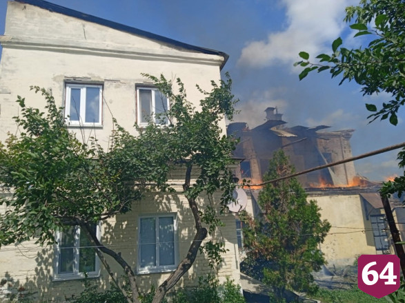 Под Саратовом пожарные отбили от огня коттедж чиновника